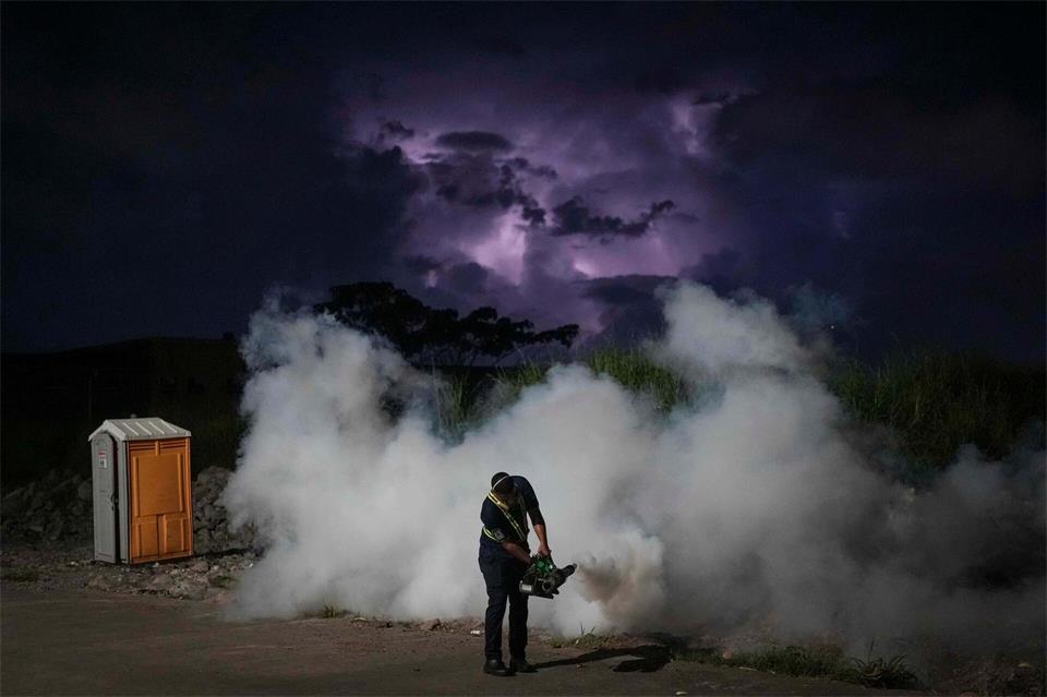 Ein Gesundheitsmitarbeiter führt eine Begasung auf einem Markt in Panama-Stadt durch, um Mücken zu bekämpfen und die Ausbreitung von Malaria zu verhindern.Matias Delacroix/AP/dpa