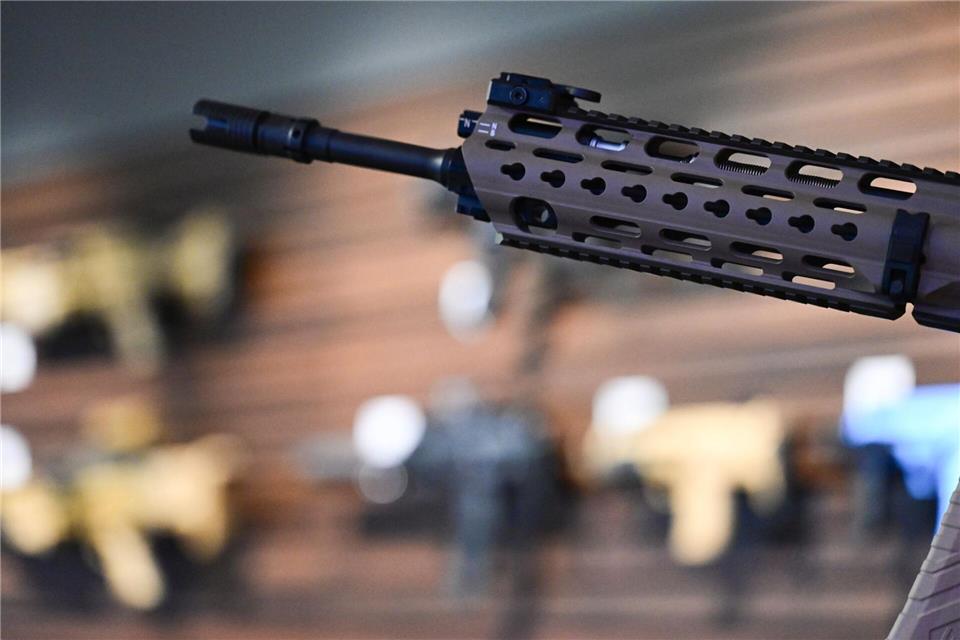 Ein Gewehr von Heckler & Koch in einem Ausstellungsraum der Firma in Oberndorf.Bernd Weißbrod/dpa