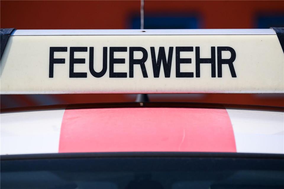Ein Gewerbegebäude in Wurzen steht am Sonntagmorgen in Flammen. (Symbolbild)Robert Michael/dpa