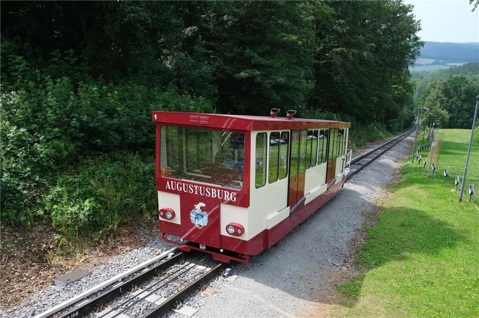 Ein Gewitter am Wochenende hat die Elektrik der Drahtseilbahn in Mitleidenschaft gezogen, wann die Bahn wieder fahren kann, ist derzeit noch unklar. (Archivbild)Sebastian Willnow/dpa