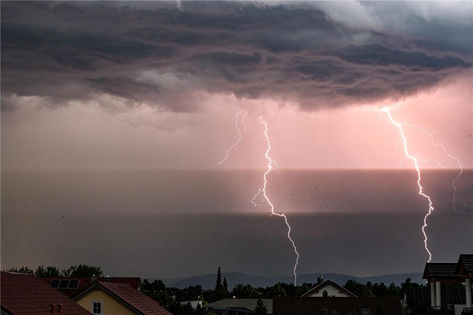 Ein Gewitter hat für zahlreiche Einsatze in Deggendorf gesorgt. (Symbolbild)picture alliance/dpa