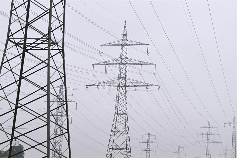 Ein Gewitter hat mutmaßlich den Stromausfall verursacht. (Symbolbild) Bernd Weißbrod/dpa