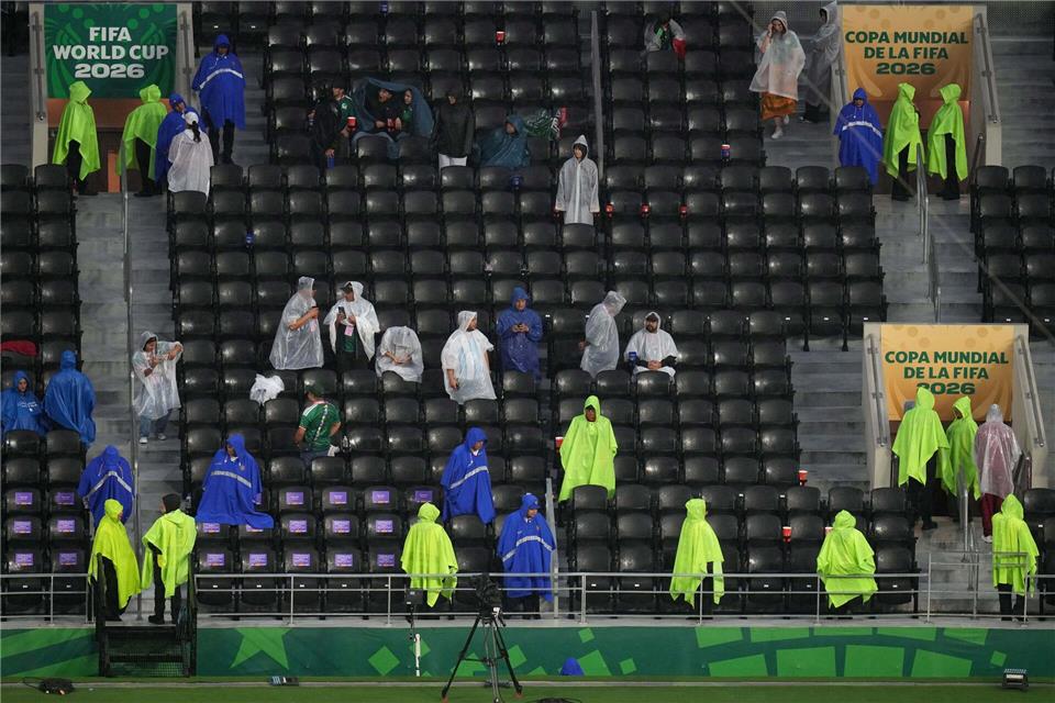 Ein Gewitter in Mexiko-Stadt sorgte für einen verspäteten Anpfiff beim Sechzehntelfinale zwischen Mexiko und Ecuador.Silvia Izquierdo/AP/dpa