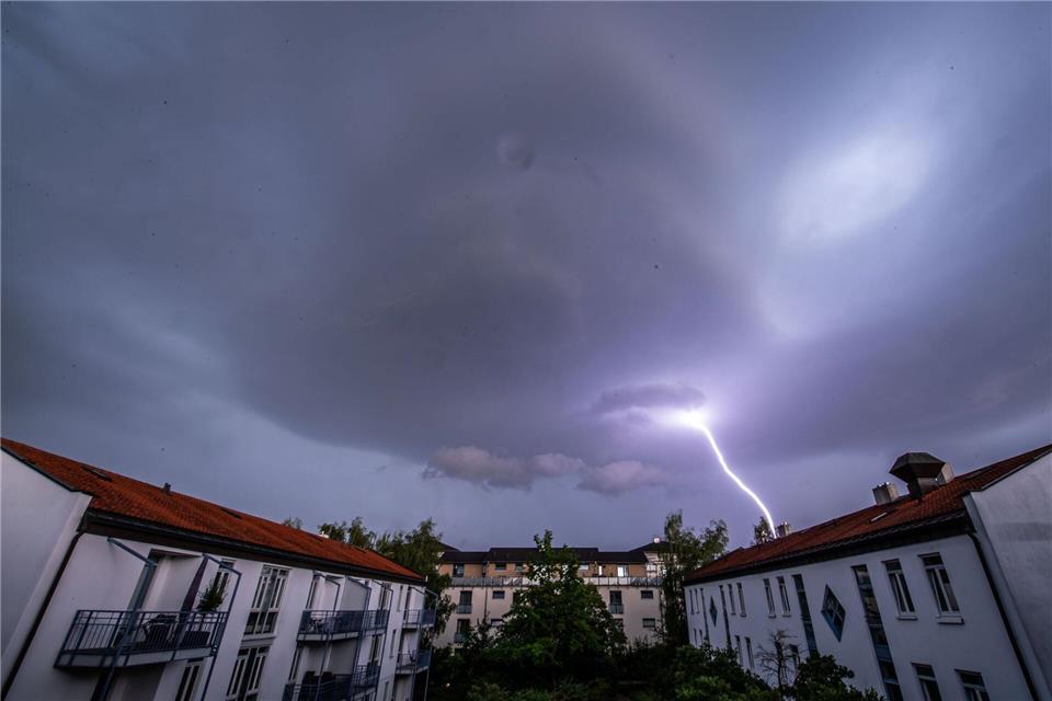 Ein Gewitter über einer Wohnsiedlung. (Symbolbild)Lino Mirgeler/dpa