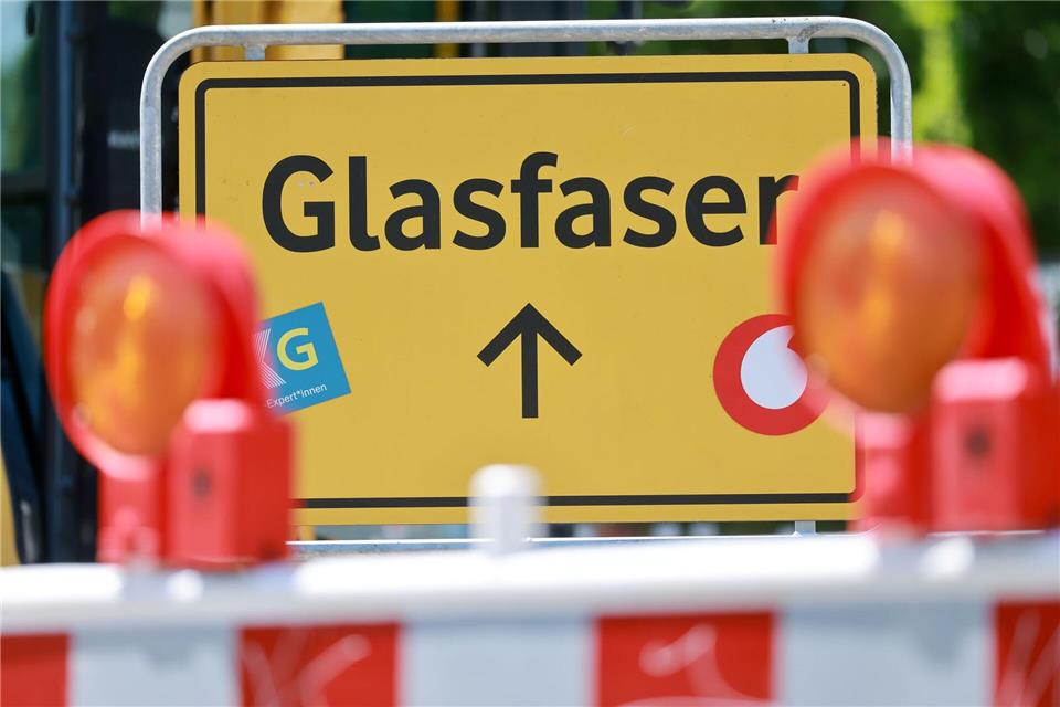 Ein Glasfaser-Schild der Vodafone-Tochter OXG an einer Baustelle.Michael Reichel/dpa