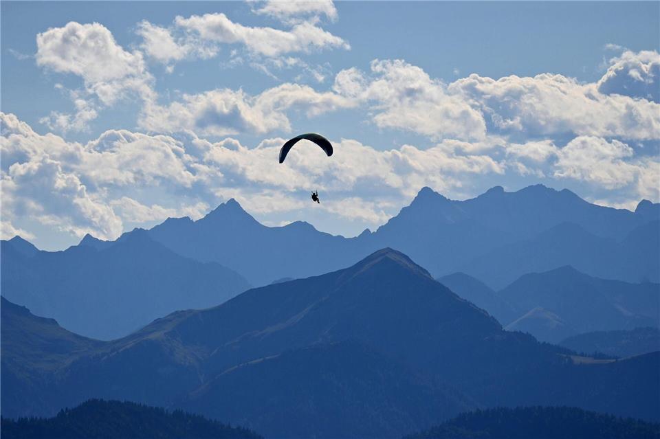 Bilder des Tages Ein Gleitschirmflieger dreht seine Runden über den bayerischen Voralpen im Tegernseer Tal.Katrin Requadt/dpa