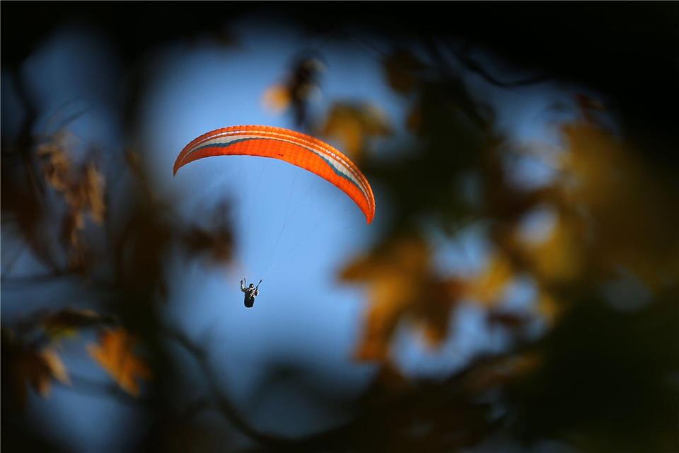 Ein Gleitschirmflieger wurde von seitlichen Windböen erfasst. (Symbolbild)Karl-Josef Hildenbrand/dpa