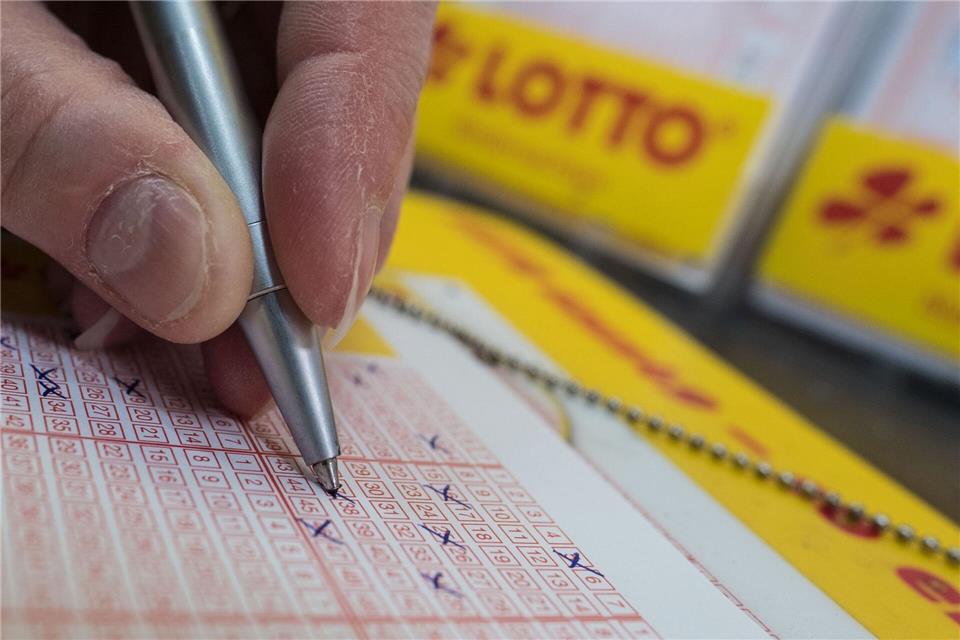 Ein Glückspilz hat mehr als 1,5 Millionen Euro gewonnen. (Symbolbild)Peter Steffen/dpa