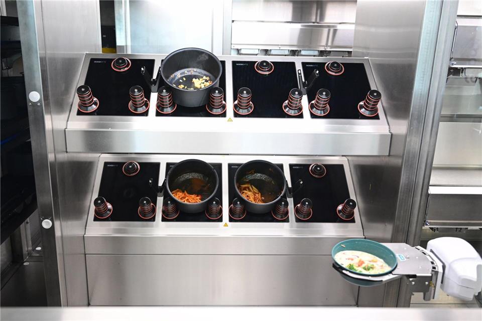 Ein Goodbytz-Roboter bereitet im Universitätsklinikum in Tübingen Essen zu. (Archivbild) Bernd Weißbrod/dpa