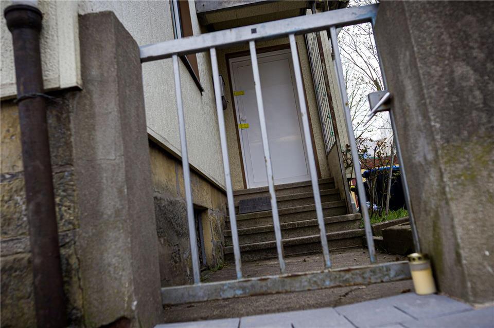 Ein Grablicht wurde vor dem Einfamilienhaus abgestellt.Moritz Frankenberg/dpa