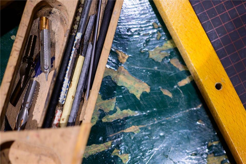 Ein Griffelkasten mit Schreibutensilien ist im Kiekeberg-Museum ausgestellt. Philipp Schulze/dpa