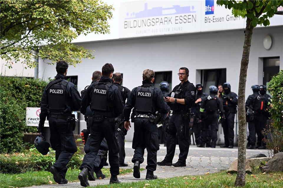 Nach Messerangriff auf Lehrerin wieder Unterricht in Schule Ein Großaufgebot der Polizei eilte am Freitag zu dem Berufskolleg. (Archivbild)Federico Gambarini/dpa