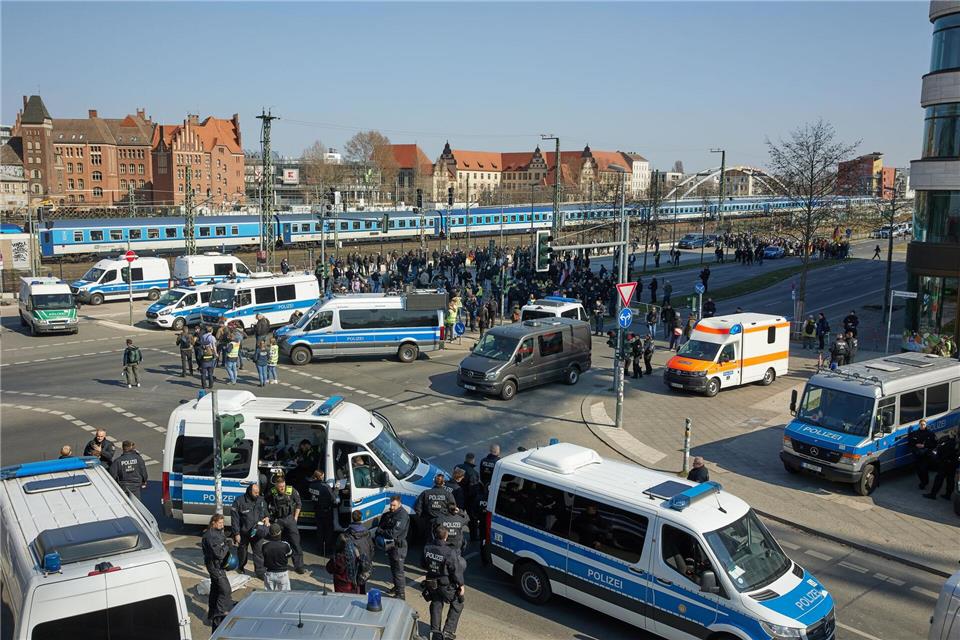 Ein Großaufgebot der Polizei war am S-Bahnhof Ostkreuz wegen der Neonazi-Demo im Einsatz. -/dpa