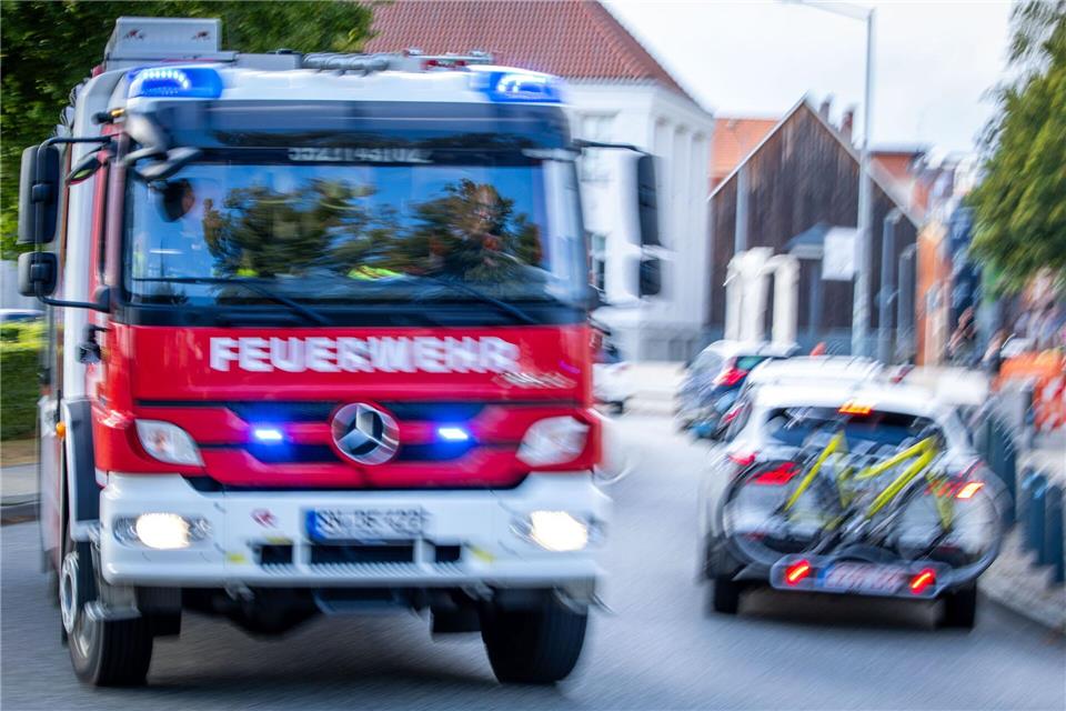 Großbrand in ehemaliger Dresdner Eventlocation Ein Großbrand am Stadtrand Dresdens beschäftigt die Feuerwehr noch immer. (Symbolbild)Jens Büttner/dpa