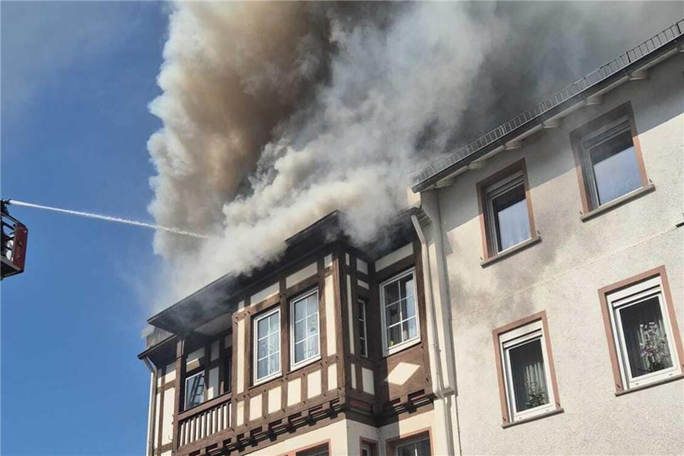 Ein Großbrand hat in Rüdesheim-Assmannshausen einen großen Feuerwehreinsatz erfordert. Mehr als 160 Einsatzkräfte waren laut der Feuerwehr zeitweise vor Ort. Tobias Zöller/dpa