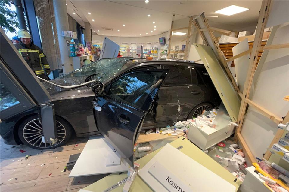 Frau fährt in Apotheke - mindestens 125.000 Euro Schaden  Ein Großteil der Einrichtung der Apotheke wurde bei dem Unfall beschädigt. -/Polizeiinspektion Rosenheim/dpa