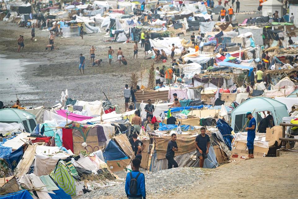 Ein Großteil der noch etwa 5.000 Migranten in Ceuta kampiert seit Wochen an Stränden und an Straßenrändern der von dem Andrang überforderten spanischen Nordafrika-Exklave Ceuta. Marcos Moreno/EUROPA PRESS/dpa