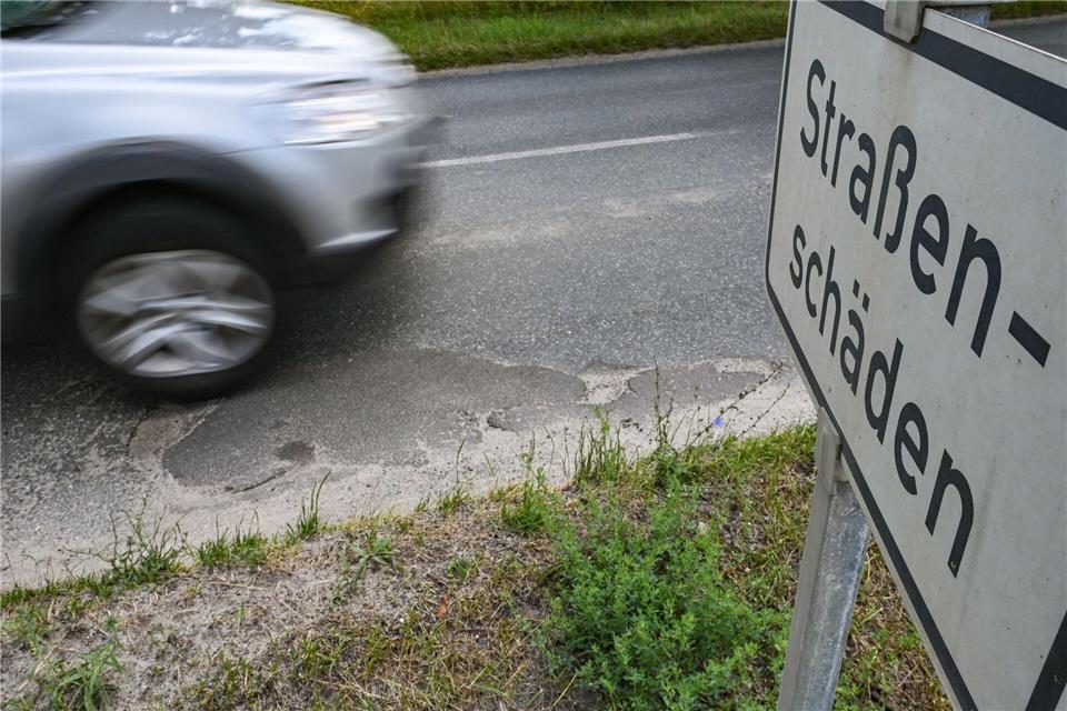Ein Großteil von Brandenburgs Landesstraßen ist in einem sehr schlechten Zustand. (Archivbild)Patrick Pleul/dpa-Zentralbild/dpa