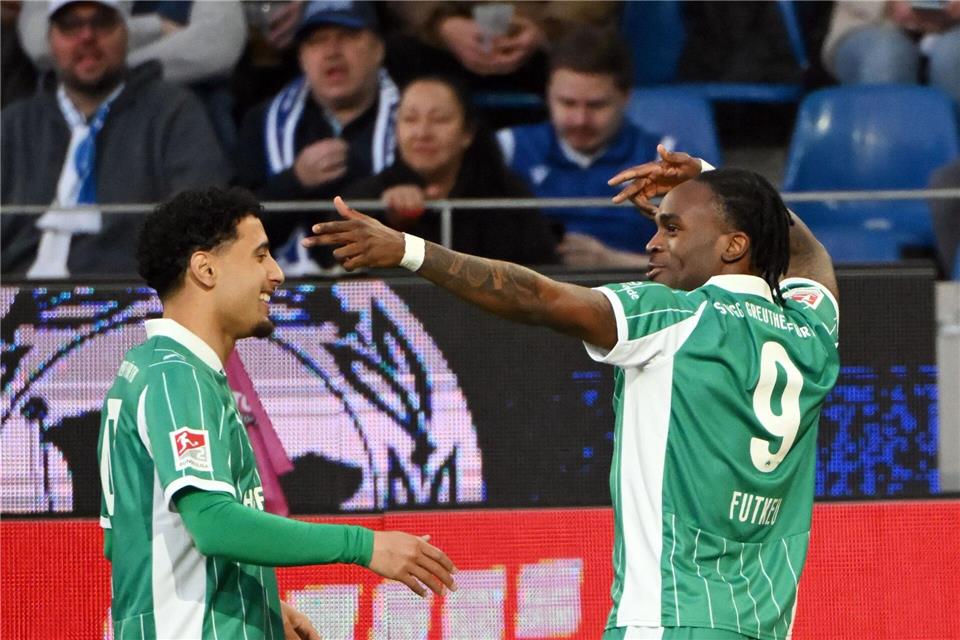 Ein Grund zum Feiern: Noel Futkeu trifft zum 1:0 für Fürth. Uli Deck/dpa