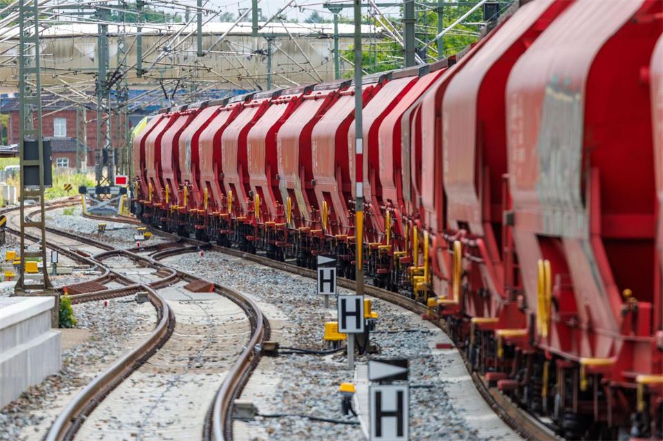 Ein Güterzugwaggon ist im Rangierbahnhof Mannheim entgleist - die Umstände sind noch unklar. (Symbolbild)Jens Büttner/dpa