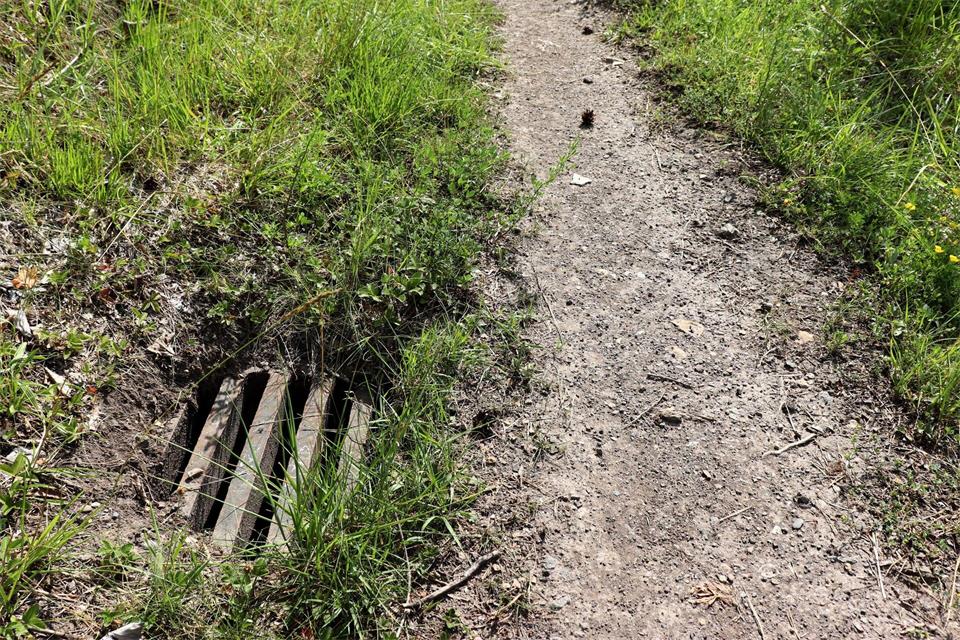 Ein Gulli am Wanderweg? Solche Relikte findet man entlang der alten A 4, die inzwischen der Erholung dienen soll.Deike Uhtenwoldt/dpa-tmn