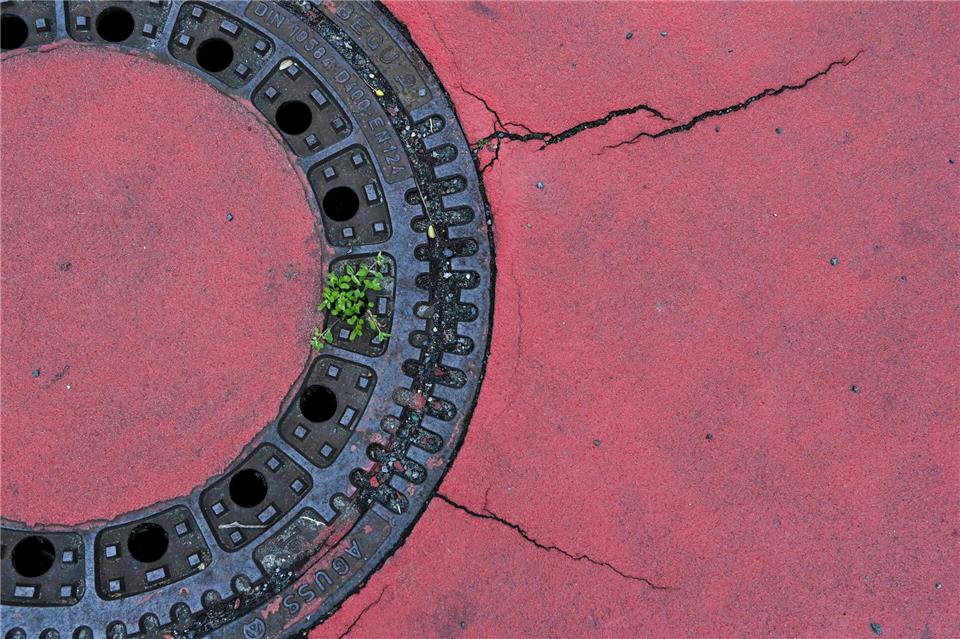 Ein Gully hat sich aus der Straße gelöst. Noch ist unklar, wie es dazu kam. (Symbolbild)Jens Kalaene/dpa-Zentralbild/ZB