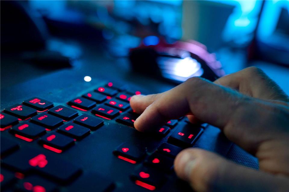 Ein Hacker erschleicht sich Fernzugriff auf den PC. (Symbolbild)Nicolas Armer/dpa