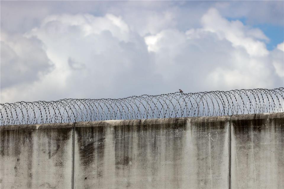 Ein Häftling der JVA Burg soll seine Ehefrau erwürgt haben. (Archivbild)Jan Woitas/dpa-Zentralbild/dpa