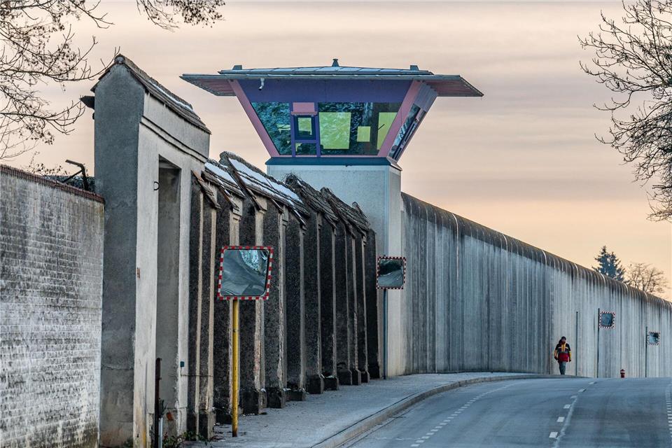 Ein Häftling der JVA Straubing ist wegen Mordes an einem Mithäftling verurteilt worden. (Symbolbild)Armin Weigel/dpa