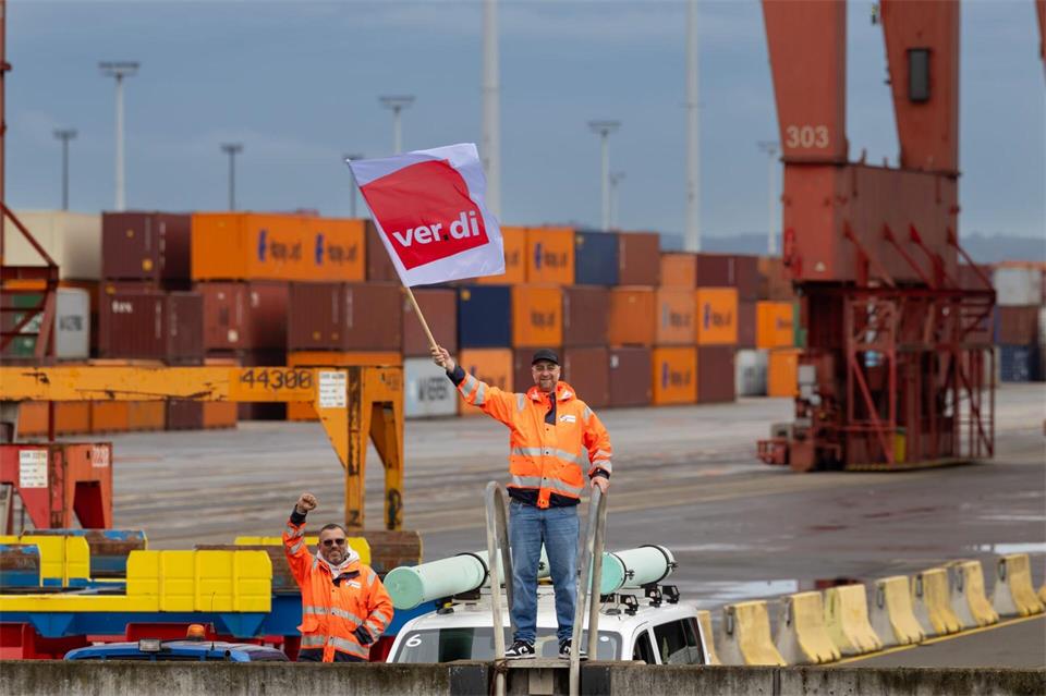 Ein Hafenarbeiter steht während eines Warnstreiks vor dem Hamburger Eurogate-Containerterminal.(Archivbild)Ulrich Perrey/dpa