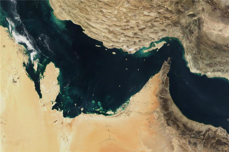 Ein Handelsschiff steht nach Beschuss in Flammen. (Archivbild)-/The Visible Earth/NASA/dpa