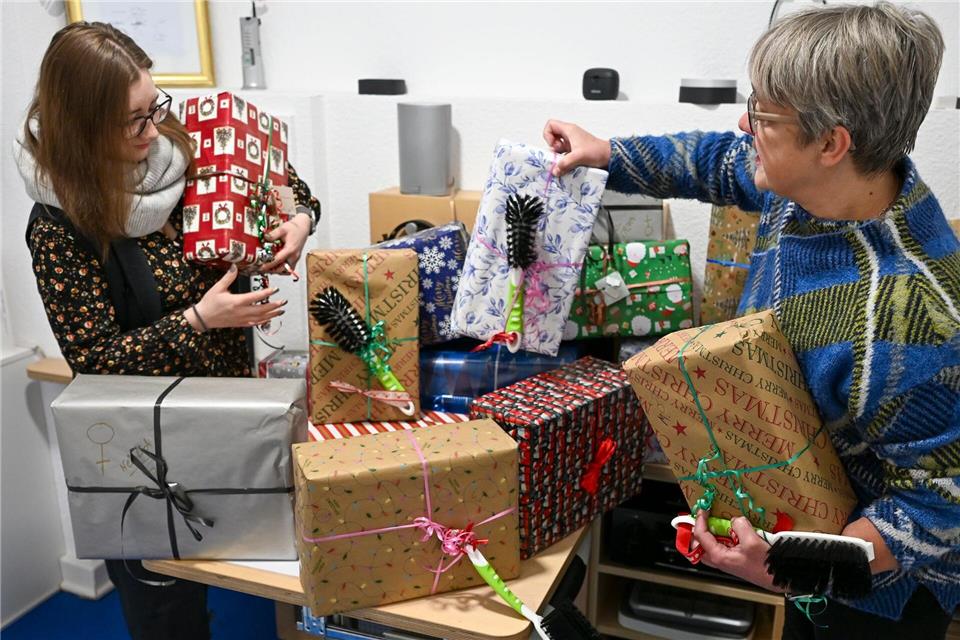 Ein Handfeger ist in jedem Päckchen enthalten - für einen sauberen Schlafplatz.Jens Kalaene/dpa