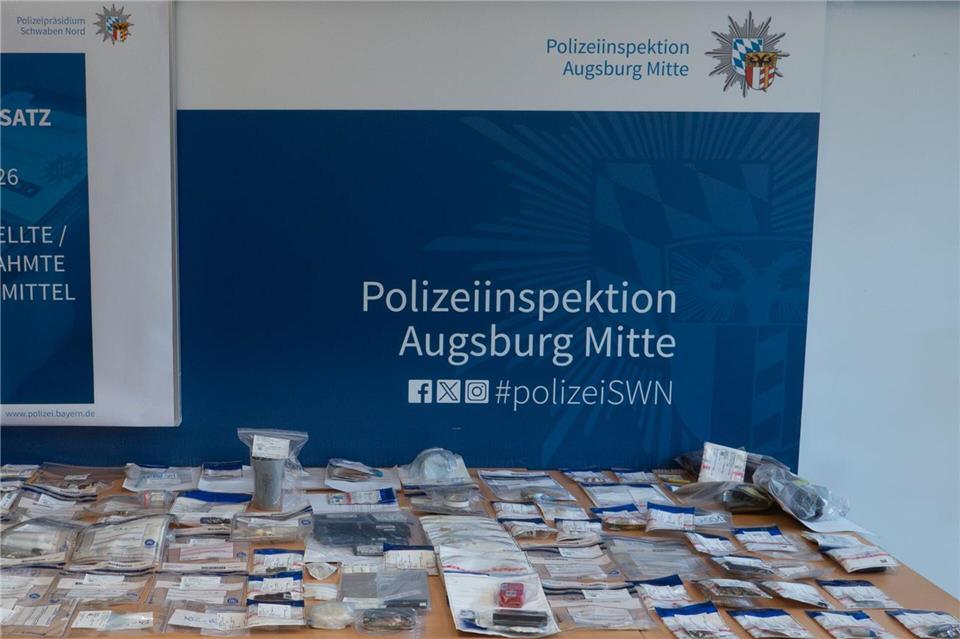 Ein Handout-Foto der Augsburger Polizei zu einem umstrittenen Großeinsatz in einem Club. Das Bild zeigt laut Ermittlern die während der Durchsuchungen gefundenen Drogen.Augsburger Polizei/dpa