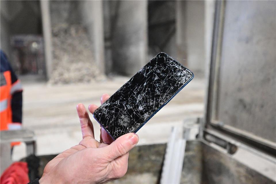 Ein Handy und selbst eine singende Grußkarte mit Knopfzellenbatterie können Brände auslösen.(Produktion)Bernd Weißbrod/dpa