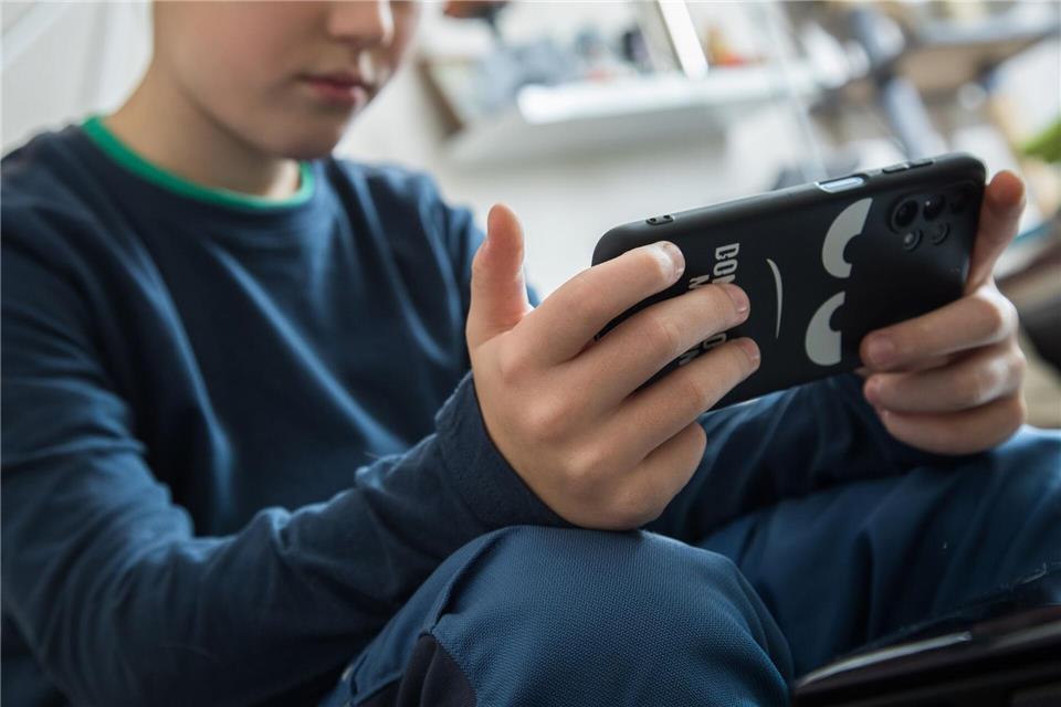 Ein Handyverbot kann bei Kindern zu einem abrupten Abfall des Dopamin- und Adrenalinspiegels führen.picture alliance/dpa/dpa-tmn