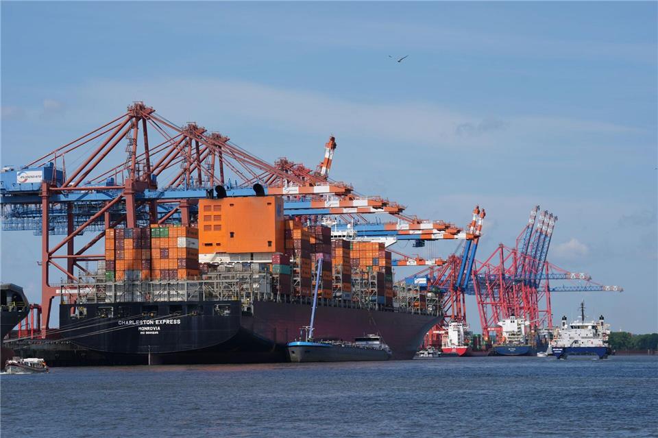 Ein Hapag-Lloyd-Schiff liegt am Eurogate-Containerterminal. (Archivbild)Marcus Brandt/dpa