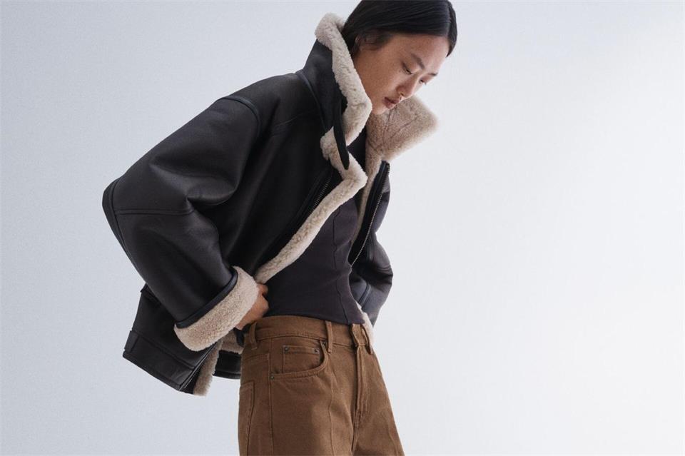 Ein Hauch vom Schaf: Jacken mit Fell- oder Wollelementen sind derzeit in vielen Kollektionen zu sehen. Hier etwa bei H&M Studio (Jacke ca. 599 Euro).H&M Studio/dpa-tmn
