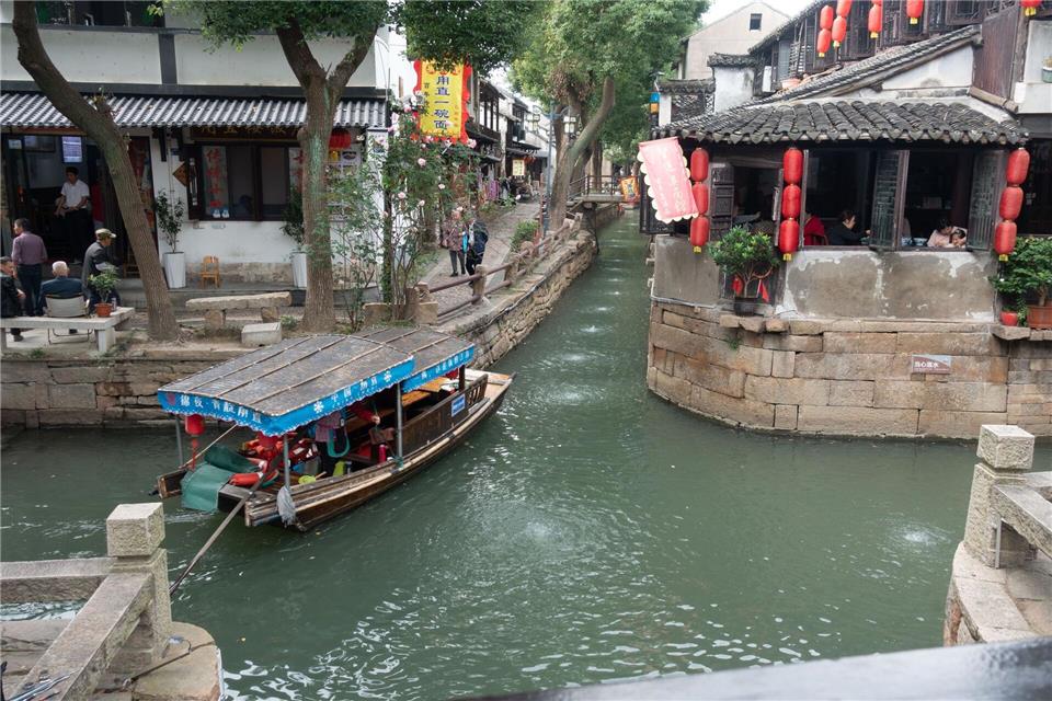 Ein Hauch von Venedig: Die Kanäle im Wasserdorf Luzhi kann man im Ausflugskahn erkunden.Andreas Drouve/dpa-tmn