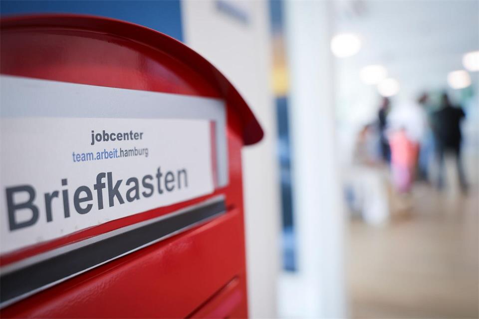 Ein Hausbriefkasten für Anträge hängt im Jobcenter Hamburg-Rahlstedt. (Foto-Produktion)Christian Charisius/dpa