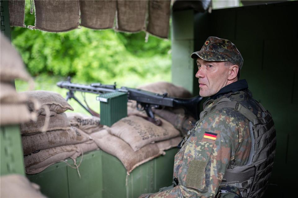 Ein Heimatschützer sichert in Bergen (Niedersachen) während einer Übung die Bahnentladung von Kettenfahrzeugen der Panzergrenadierbrigade 37. Julian Stratenschulte/dpa