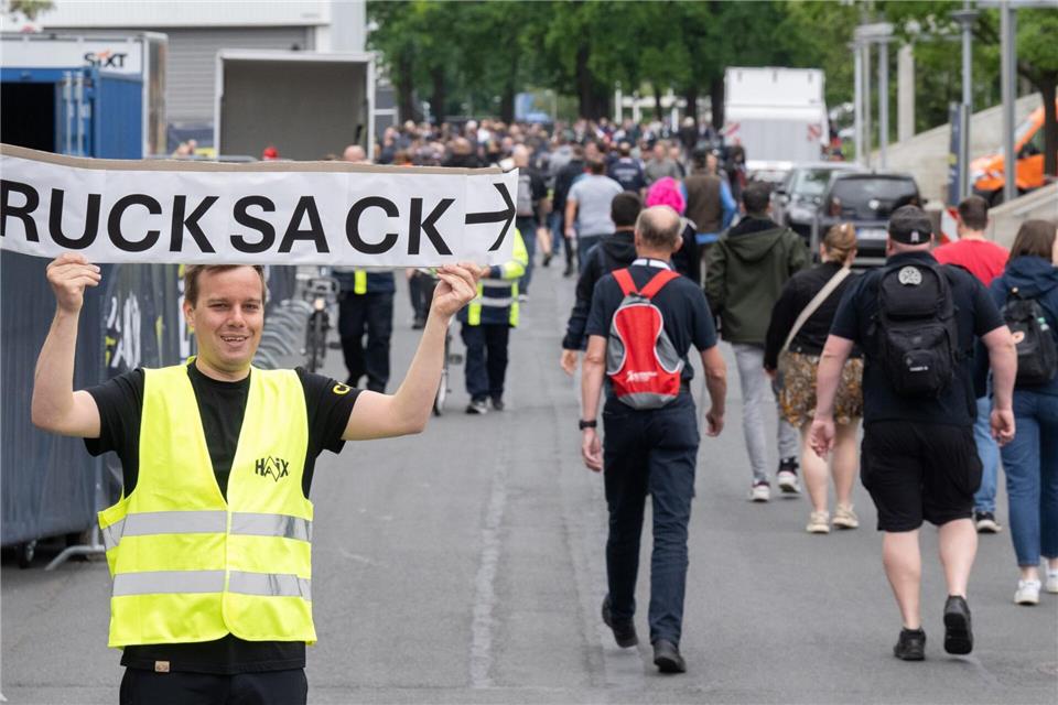 Ein Helfer weist mit einem Schild „Rucksack“ auf der Messe Interschutz den Weg zur Halle 15.Julian Stratenschulte/dpa