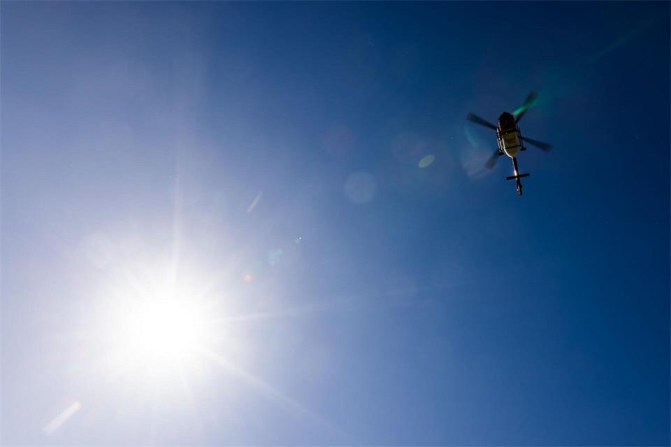 Ein Helikopter flog den Schwerverletzten in eine Klinik. (Symbolbild)Philipp von Ditfurth/dpa