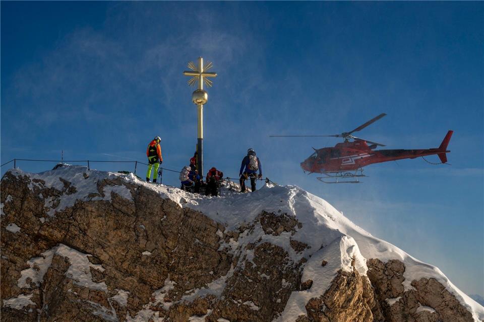 Ein Helikopter hat das frische vergoldete Kreuz zurückgebracht. Peter Kneffel/dpa