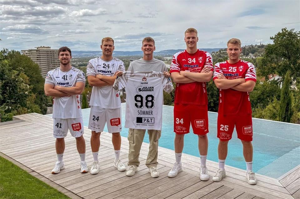 Ein Herz für Handballer: „Bierkönig“-Star Julian Sommer.Markus Bauch/Julian Sommer/dpa