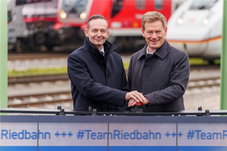 Ein Herz und eine Seele: Bahnchef Lutz und der frühere Verkehrsminister Volker Wissing feiern die Eröffnung der Riedbahn nach fast halbjähriger Komplettsperrung. (Archivbild)Andreas Arnold/dpa