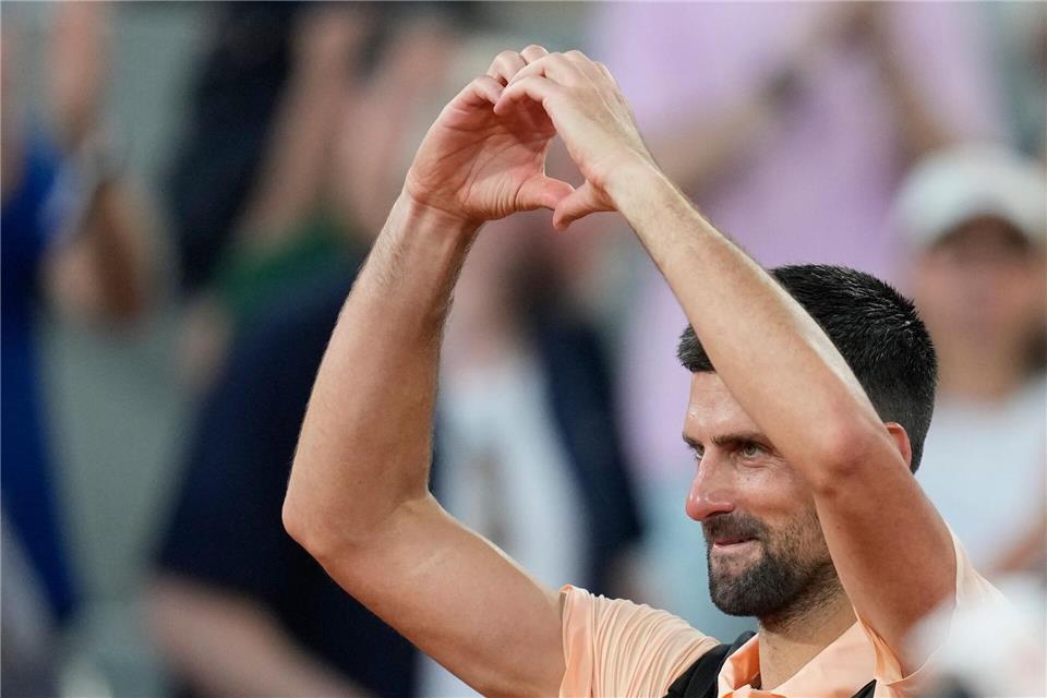 Ein Herzchen für die Fans - war es Djokovics letzter Auftritt in Paris?Christophe Ena/AP/dpa