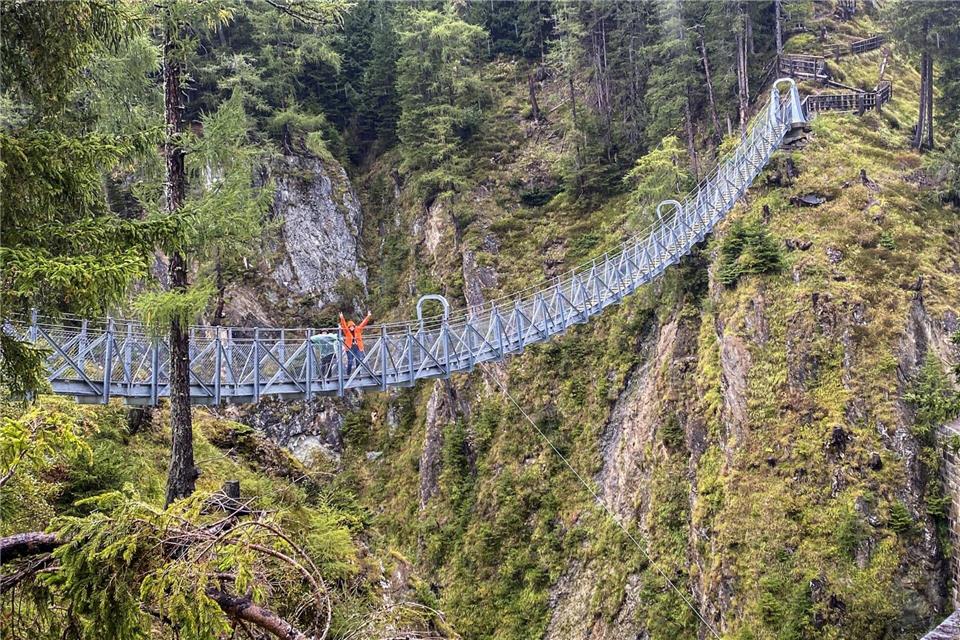 Ein Highlight auf dem abwechslungsreichen Talrundweg von Kals ist die Hängebrücke.Joachim Hauck/dpa-tmn