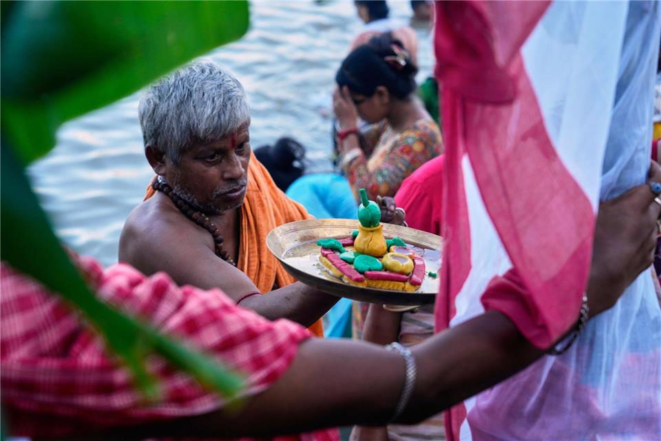 Ein Hindu-Priester führt am ersten Tag des Durga-Puja-Festes am Ufer des Hooghly-Flusses in Kolkata ein Rituale durch.Bikas Das/AP/dpa