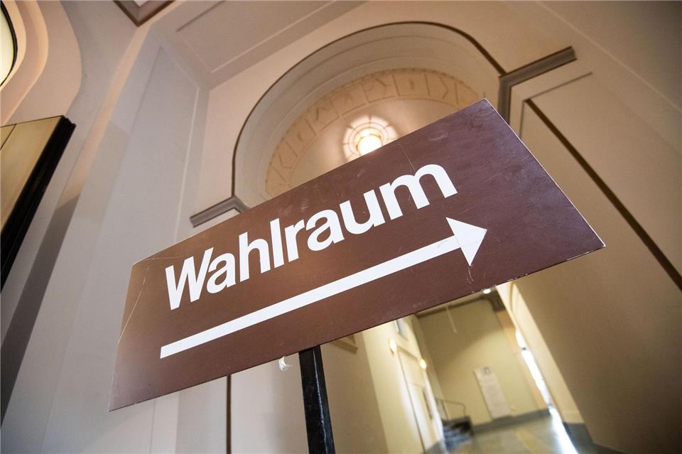 Ein Hinweisschild führt die Wählerinnen und Wähler zum richtigen Ort für die Stimmabgabe. Nicht alle Bewerber für kommunale Spitzenämter in Niedersachsen werden jedoch als Kandidaten auf dem Stimmzettel stehen. (Symbolbild)Julian Stratenschulte/dpa