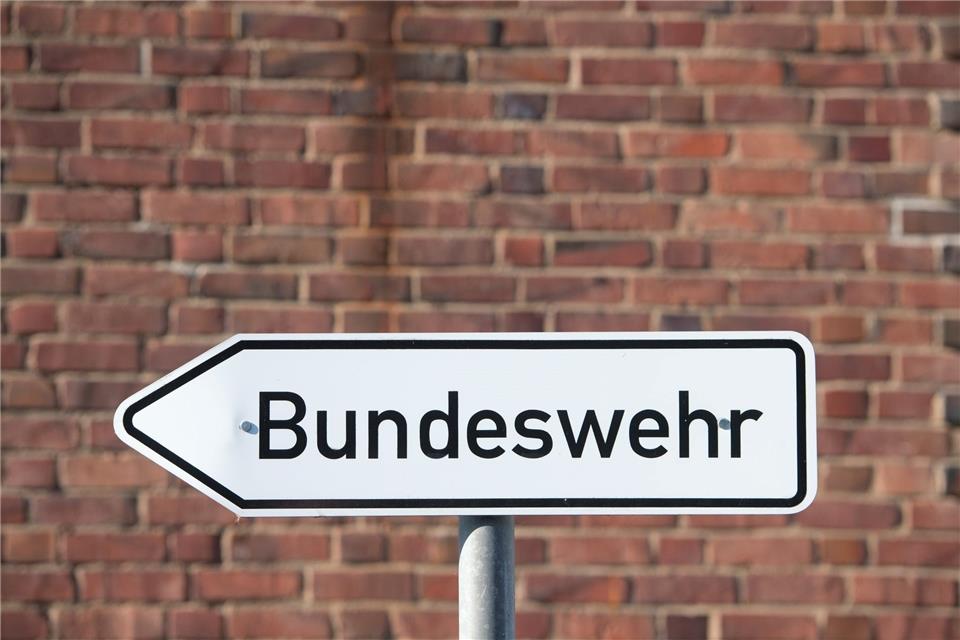 Ein Hinweisschild mit dem Schriftzug „Bundeswehr“ steht auf dem Gelände einer Bundesliegenschaft in Stralsund.